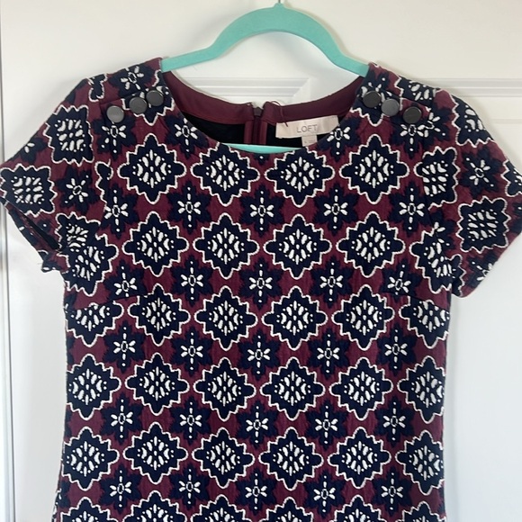 LOFT Medallion Jacquard Shoulder Button Dress Size 4 - Picture 3 of 8